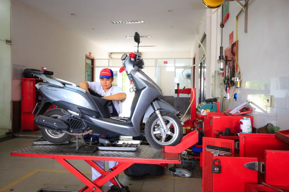 Xưởng sửa xe máy tại Hùng